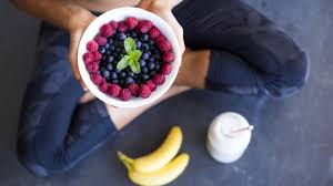 Makan dengan porsi kecil orang yang kurus dan kesulitan menambah berat badan biasanya lebih mudah kenyang dan sering tidak menghabiskan makanan. 4 Keutamaan Dan Manfaat Sarapan Dengan Buah Di Pagi Hari