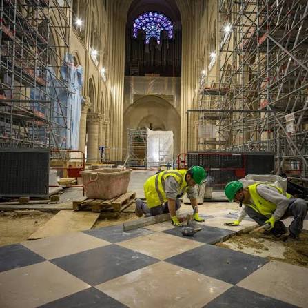 Du sol au plafond ! A Notre-Dame de Paris, cette expression prend tout son sens, puisque ce ne sont pas seulement les voûtes et les murs qui ont été restaurés, mais aussi