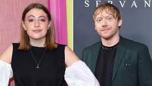 نجم هاري بوتر روبيرت غرينت يشارك الصورة الأولى لطفتله ويكشف عن اسمها الغريب