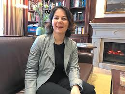 Baerbock, die bis jetzt eher im hintergrund in parteigremien politik gemacht hat, scheint nun dem öffentlichen wahlkampf nicht standzuhalten. Interview Mit Annalena Baerbock Grunen Chefin Uber Die Klima Proteste Die Europawahl Und Mogliche Koalitionen Politik Westfalische Nachrichten