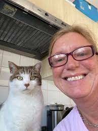 DJ vinyl umur 22 tahun. Bajet besar. Nak beli setup digital yang boleh  sambung internet untuk mainkan lagu. Tak perlu nasihat pasal speaker, combo  mixer dan setup tolonglah sangat ladies and gents :