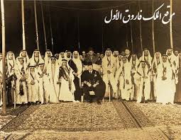 الملك فاروق وحوله ابناء الملك عبد العزيز ال سعود وامراء العائله المالكه السعوديه 1945 Old Egypt Egypt Photo