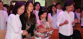 Raymond koh est pasteur, travailleur social et fondateur d'une œuvre d'entraide en malaisie dénommée « harapan komuniti ». More Than 600 Attend Vigil For Pastor Raymond Koh