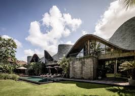 Alexis Dornier Tops Alpha House In Bali With Sculptural Undulating Roof In 2020 Roof Architecture Bali Walled Courtyard