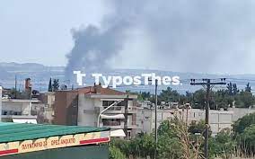 Η φωτιά καίει χαμηλή βλάστηση και σύμφωνα με την πυροσβεστική δεν είναι εντός του περιαστικού δάσους, αλλά στα όρια με τον δήμο πυλαίας χορτιάτη. Twra Fwtia Se E3eli3h Sthn Anatolikh 8essalonikh Epi Podos H Pyrosbestikh Typosthes