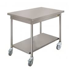 Voici une étagère à roulette à trois plateaux dont chaque niveau peut garder une charge de 33 kg. Table De Travail Centrale En Inox Sur Roulettes Avec Etagere 600 X 1400 Mm