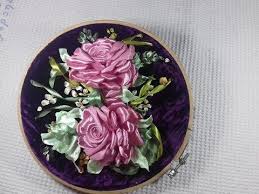 الحلقة الخامسة والعشرون التطريز بشرائط الساتان ورد جميل Youtube Embroidery Decorative Plates Decor