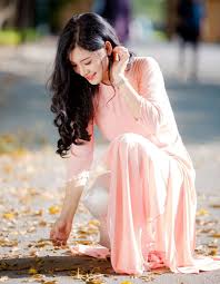 Chụp ảnh kỷ yếu nên mặc áo dài màu gì để nổi bật, xinh lung linh