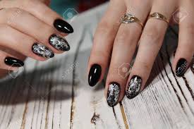 El paquete contiene 15 uñas de plástico negro y 30 adhesivos individuales por si no consigues a la primera el efecto que buscas. Unas Largas Negras Con Diseno Plateado Brillante Fotos Retratos Imagenes Y Fotografia De Archivo Libres De Derecho Image 93920781