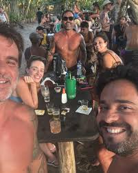 Apesar de ter um grande exemplo de união dentro da minha casa, nunca  imaginei que fosse possível ser tão feliz ao lado de alguém como sou ao seu  lado!! Muito obrigado por