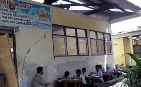 Bangunan Ambruk Siswa Sdn 03 Manguharjo Belajar Di Teras Tribunnews Com Mobile