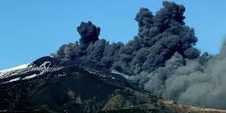 Mount etna was rocked by an eruption last night, sending columns of smoke and fountains of lava into the sky for the fifth time in the space of a lava flows streaming from etna's crater travelled as far as 2.5 miles (4km) eastwards into the valle del bove valley. Eruption De L Etna En Sicile Seismes Et Colonne De Cendres