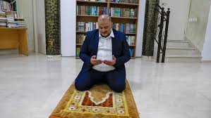 أخرج النص في عام 2005م المخرج السوري غسان الدبس في ختام دورة إعداد الممثل التي أشرف عليها. Ø¥Ø³Ù„Ø§Ù…ÙŠ Ù…ØªØµØ§Ù„Ø­ Ù†Ø¬Ù…Ø§ Ù„Ù„Ø§Ù†ØªØ®Ø§Ø¨Ø§Øª Ø§Ù„Ø¥Ø³Ø±Ø§Ø¦ÙŠÙ„ÙŠØ©