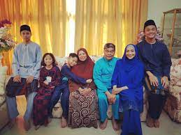 Ziana zain was born on may 2, 1968 in merlimau, malacca, malaysia as siti roziana binti mohammad zain. Anak Belum Sedia Bukan Ziana Zain Yang Halang Jumpa Bekas Suami Gosip Tempatan Gosip Forum Cari Infonet