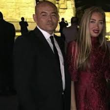 زوج دانة الطويرش ووالدتها يفاجئانها على الهواء. Ø¨Ø§Ù„ØµÙˆØ± ØªØ¹Ø± ÙÙˆØ§ Ø¹Ù„Ù‰ Ø§Ù„Ø²ÙˆØ¬ Ø§Ù„Ø±Ø§Ø¨Ø¹ Ù„Ø±ÙŠÙ‡Ø§Ù… Ø³Ø¹ÙŠØ¯ Ø§Ù„Ø°ÙŠ Ø£Ø®ÙØªÙ‡ Ø¹Ù† Ø§Ù„Ø£Ù†Ø¸Ø§Ø± Ø§Ù„Ù…Ø¯ÙŠÙ†Ø© Ù†ÙŠÙˆØ²