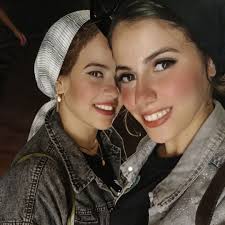 محمد رمضان منزل حصوله على الدكتوراه الفخرية على صفحته، وشهادة فخيمة انه  اصبح دكتور واعلام دولة المانيا بترفرف على الشهادات من فوق وعلى شعار المركز  الألماني المانح.. جريت بسرعة ابحث على الإنترنت