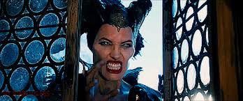 Le film maleficient donne une version revue et corrigée de la belle au bois dormant. Malefique Angelina Jolie Bebe Sorciere Maleficent Image Animated Gif