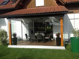 Windgeschutzte Terrasse Aus Glas Mit Schiebesystemen In Osterreich Wintergarten Selber Bauen Windschutz Terrasse Sommergarten