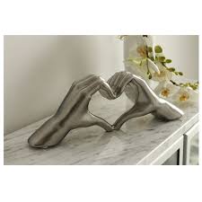 Coloriage.info vous présente le dessin deux mains en forme de coeur pdf en ligne gratuitement d'une résolution de 820x1006. Mains En Forme De Coeur Porcelaine Des Pins