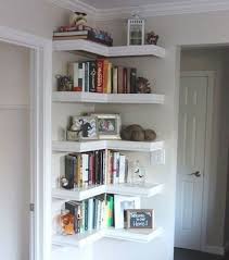 Mehr Stauraum Schaffen Eine Bibliothek In Der Ecke Wohnung Wohnung Platzsparend Kleine Wohnung