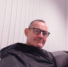 🥊 This is the split-second before it happened. Wildlife photographer  Christophe Courteau captured this jaw-dropping close-up of a 6'6”, 400lb  silverback gorilla in Rwanda's Volcanoes National Park—right before the  massive primate punched