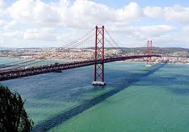 Von den vielen hügeln der portugiesischen hauptstadt aus kann man die sechstlängste hängebrücke europas. Ponte 25 De Abril