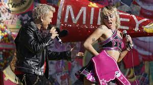In 2007, cyrus released her first official music video for the second single start all over of her debut album meet miley cyrus, the second disc of the dual album hannah montana 2: Miley Cyrus Tranen Auftritt Beim Super Bowl Lasst The Weeknd Blass Aussehen