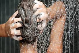 الماء الساخن أو البارد أيهما أفضل لغسل شعرك الجمال نت