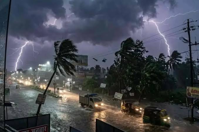 Bihar Rain Alert: बिहार के इन जिलों में भारी बारिश की चेतावनी, 60 KMPH की  रफ्तार से हवा और बिजली गिरने की संभावना