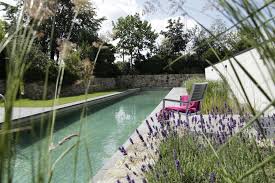 Die ruhige wasseroberfläche wirkt wie ein spiegel und verdoppelt die schönheit am teichrand. Wasserspiele Teiche Zinsser Gartengestaltung Schwimmteiche Und Swimmingpools