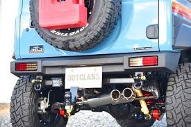 アウトクラスカーズのjb64 ジムニー用 リヤバンパーtype２ です 軽のjb64にはjb74と共通の純正テールランプは大きいと不評だったのでコンパクトでバランスいい汎用小型タイプを流用しました また悪路走行でのアプローチアングルを稼ぐ為にも裾をバランス良く