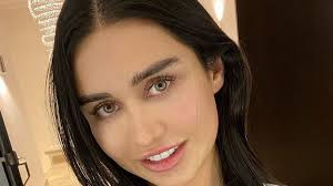 In fact, the top 1% of accounts here make up for a whopping 33% of money made on the site! Bintang Onlyfans Dies Because Her Butt Surgery Failed Her Colleague Prays For Heaven