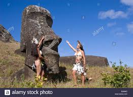 Song of rapa nui tells the story of mahani teave, who left rapa nui (easter island) at age 9 to pursue her dream of becoming a classical pianist. Rapa Nui Tanzerinnen In Traditionellem Kostum Bewundern Den Riesigen Steinkopf Im Rano Raraku Moai Steinbruch Auf Der Osterinsel Stockfotografie Alamy
