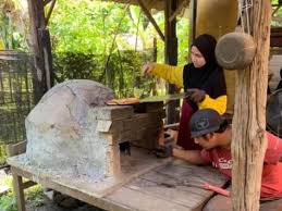 Lazimnya di negara kita, bata. Keluarga Ini Viral Karena Jualan Pizza Murah Pakai Tungku Batu Bata