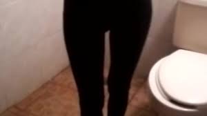 ESPIANDO minha cunhada no BANHEIRO, ela me convida para tomar banho com ela