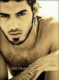 GANTENG BIKIN DIDEPORTASI : Inilah Gaya Omar Borkan yang Bikin Keki  Pemerintah Arab Saudi