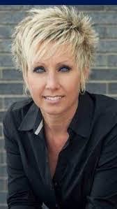 Kerry Robles's Instagram, Twitter & Facebook