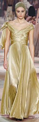 Gi abiti da sera per l'autunno inverno 2018/2019 saranno vestiti lunghi eleganti, semplici ma iconici, destinati a diventare timeless. Dior Spring 2019 Couture Vogue Com Fashion Christian Dior Haute Couture Gorgeous Gowns