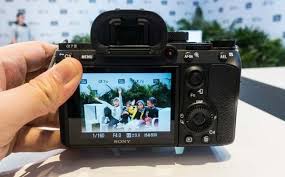Kamera mirrorless sony menghasilkan gambar jauh melampaui kemampuan smartphone. Sony Expands Full Frame Mirrorless Camera Lineup With A7 Iii Digital News Asia