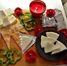 جبنة مثلثات رائعة بناء على طلب الأخت مهوش ولأي حدا حابب يجرب ويوفر ههههه زاكي Recipe Cheese Board Cheese Food