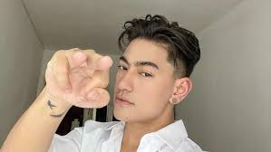 Tampan dan Macho, Penyanyi Thailand Keturunan RI Viral Ternyata Transgender