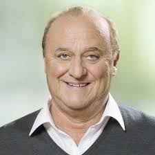 Als selbsternannter „Audiodidakt“ hat sich Eric Maas das Singen und  Gitarrespielen selbst beigebracht. Seit 1993 Singer & Songwriter, wird sein  Stil als rockig, jazzig und akustisch zugleich beschrieben, inspiriert von  Künstlern wie