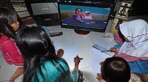 Karena sikapnya yang kasar, wanita tua yang sebenarnya seorang peri itu mengutuknya. Dongeng Legendaris Si Kancil Yang Cerdik Materi Belajar Dari Rumah Tvri
