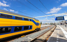 Het treinverkeer in nederland, dat grotendeels stil lag door een storing in een intern telefoonnetwerk, komt langzaam weer op gang. 7k8trlmfakdpwm