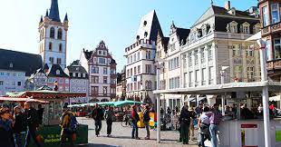 Auf der rechten moselseite liegt der petrisberg, links der mosel liegen der pulsberg/markusberg mit der mariensäule und der kockelsberg. Einkaufserlebnis Trier Der Einkaufsfuhrer Fur Trier