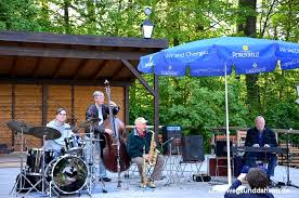 Der englische garten wird durch den isarring als teil des mittleren rings in einen südlichen teil und in einen nördlichen teil getrennt. Die Schonsten Biergarten Im Englischen Garten In Munchen