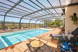 Les abris de piscine permettent une augmentation de 8° à 10° de la température de l'eau, soit un plaisir prolongé de baignade. Abri De Piscine En Alu Dome De Piscine Sur Mesure Gustave Rideau