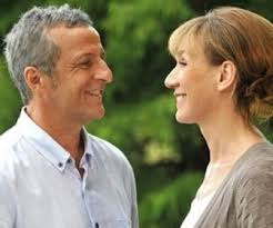 Phil est chargé d'attendre un réparateur de machine à laver mais un souvenir de jeunesse l'oblige à changer ses plans et à mentir. Famille D Accueil Replay