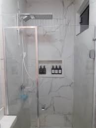 Banheiro Pequeno Box Com Porta De Abrir Puxador De Vidro Lapidados Nicho Refis Para Shampoo Condicionador E Em 2020 Chuveiro Lorenzetti Banheiro Pequeno Banheiro