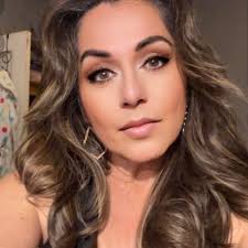 Hi! I'm new to this group. I recently joined because I have always wanted  to learn how to paint, I'm hoping this group will give me great ideas!!